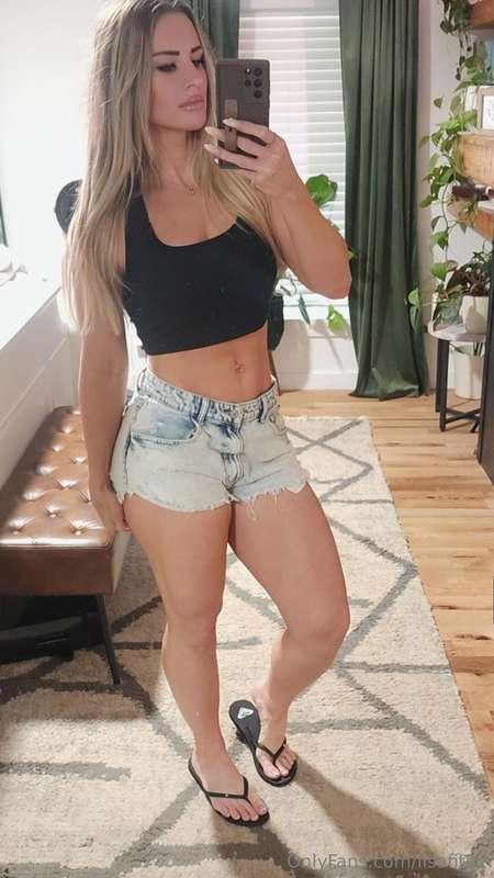 Hey loves, how's everyone doing?👀