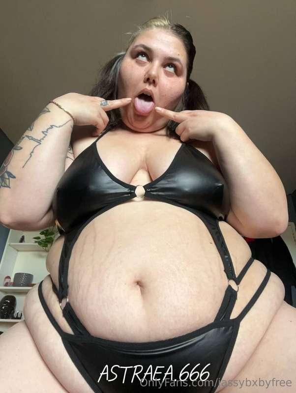 Your alt BBW dream girl is here 🖤 
❤️‍🔥 @astraea.666 ❤️‍🔥
-f..