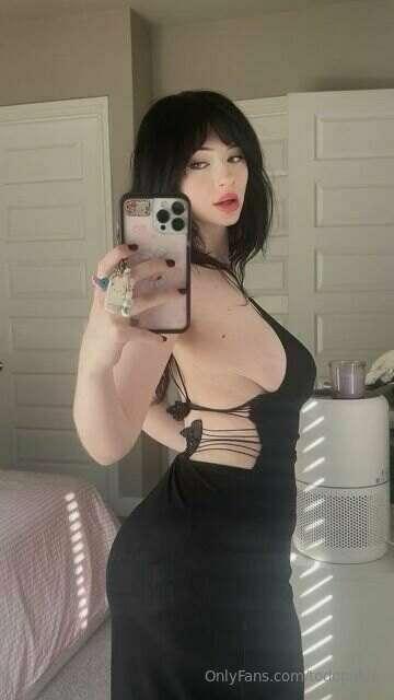 Any fun Sunday plans? 🖤