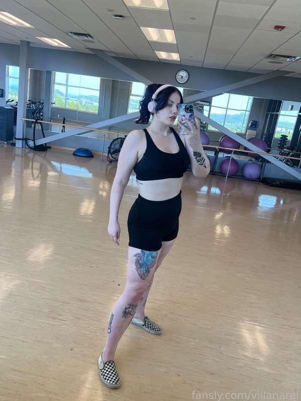 Back and biceps at the gym the other day 💪🏻

#fyp #musclemommy #tall #tallgirl #muscles #muscular #tattoos #inked #alt #goth #longlegs #thicc #purplehair 