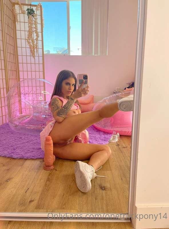Already feeling fucking horny and it's only Monday 😤