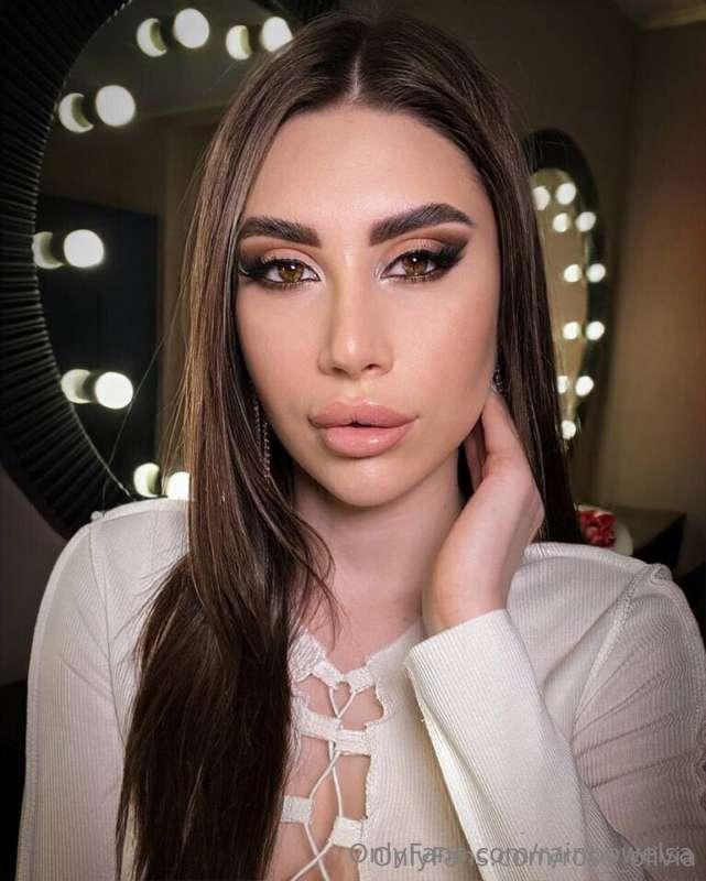 😍 @rose_olivia has a temporarily free profile 😲🎁 to play 💥 w..