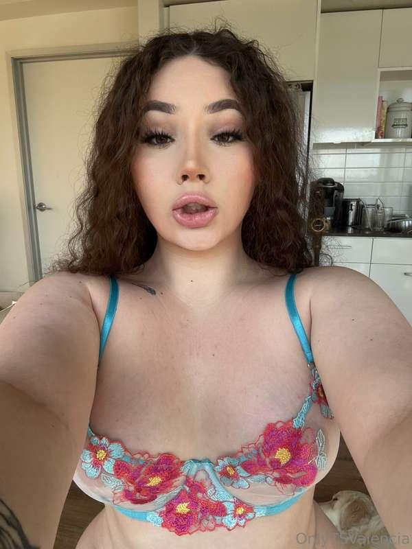 Tell me what you’re in the mood for baby 👀 A custom video, a..