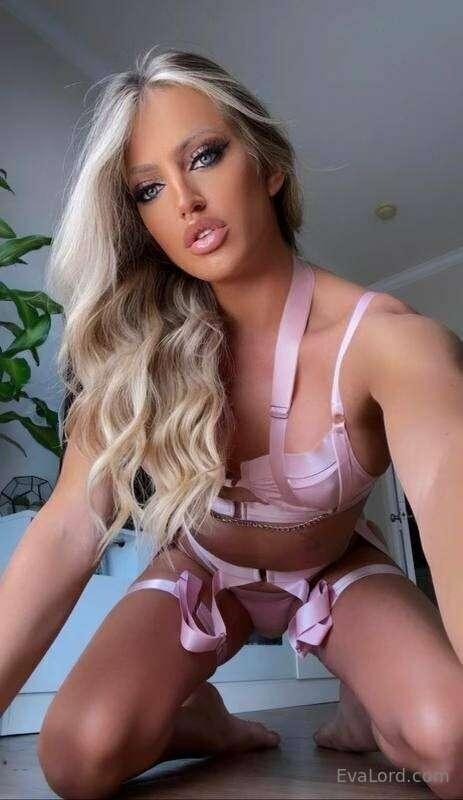 @Theeveemarie loves to stroke her hard cock and shoot everyw..