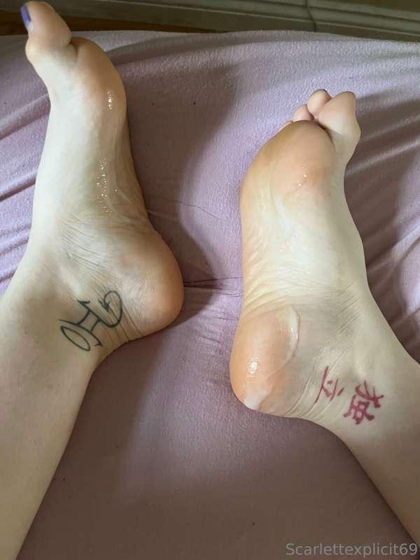 Cummy feet this morning… do you want a foot job of me? 😘