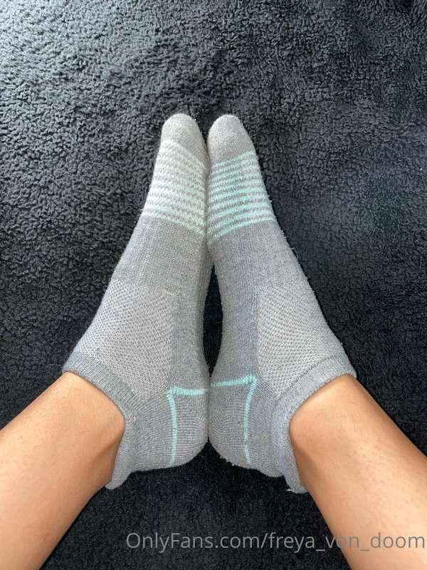 Look at my feet undress from their stinky dirty socks 🦶🏼😘