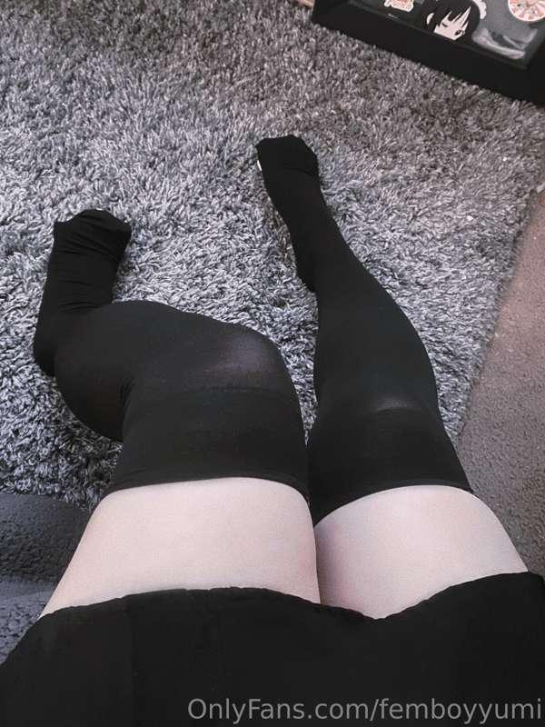 Rare Yumi sock pics! Cute paws 🐾