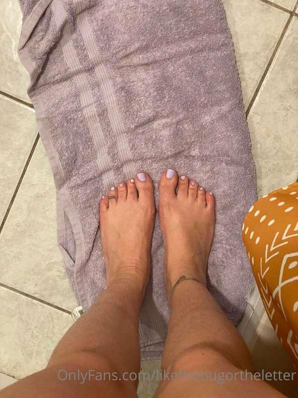 my toes match this towel and it makes me feel powerful