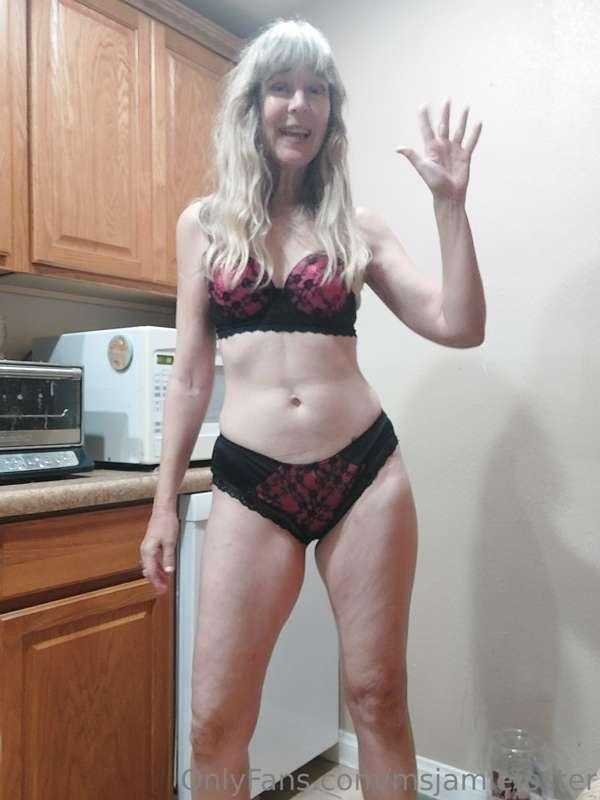 Happy VD! Going live with naked Yoga at 8. Enjoy the vm