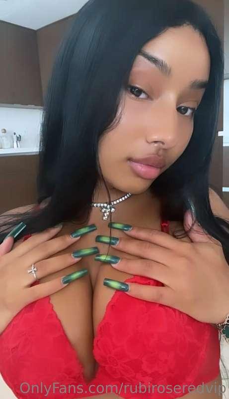 WHO WANTS TO SEE MY NIPS? my dms are still dry and im just t..
