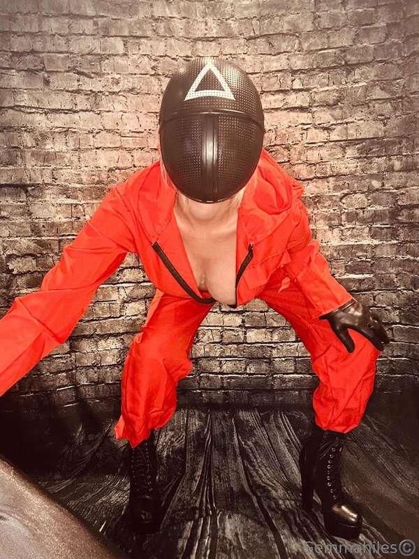 Red light… stop staring 😏 Green light… come touch me. Let’s ..