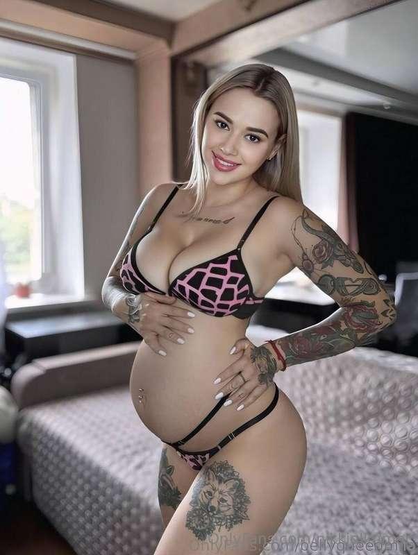 Pregnant Mommy loves to spread her legs and fuck her pussy h..