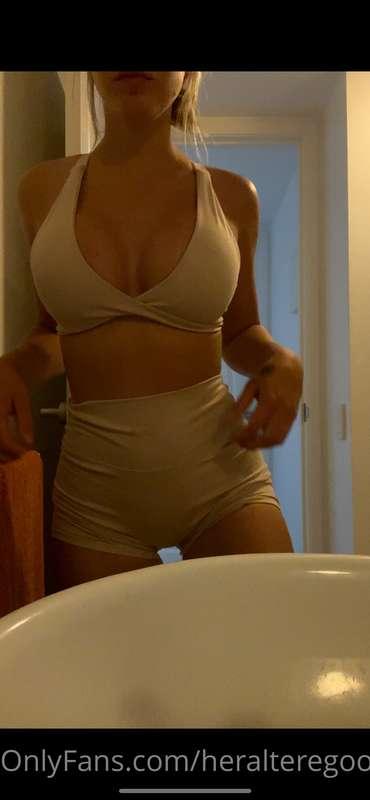 Who wants to see one of my naughtiest strip teases yet? 😈  T..