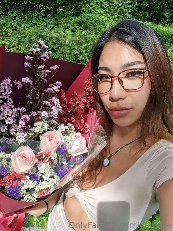 I love flowers. You should know that hehe.🥰