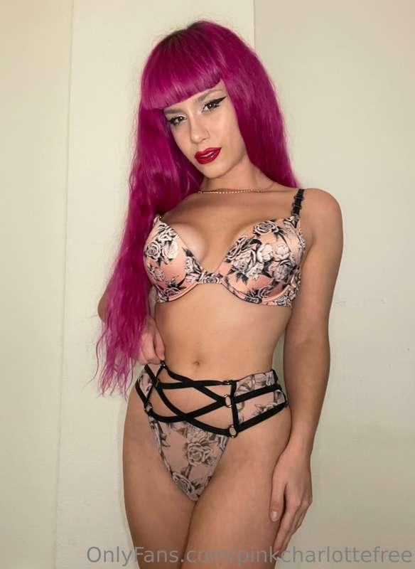 I’m available for sexting, custom content and dick rate 😋😋 I..