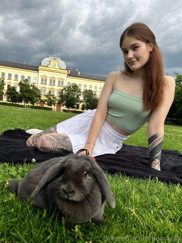 these two girlfriends deserve more than just a like! ahahaha..