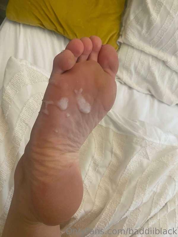 Cover my feet in cum🥵