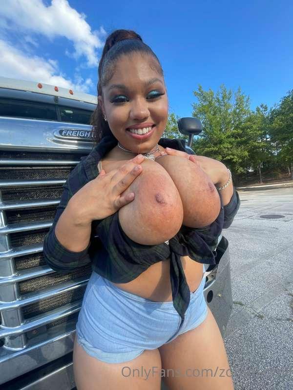 Happy Sunday Guys….Don’t be shy, Say it back💋
#BigTruck Seri..