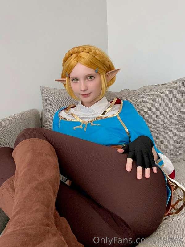 Zelda is ready to play 👀 Swipe right, then DM me 😚