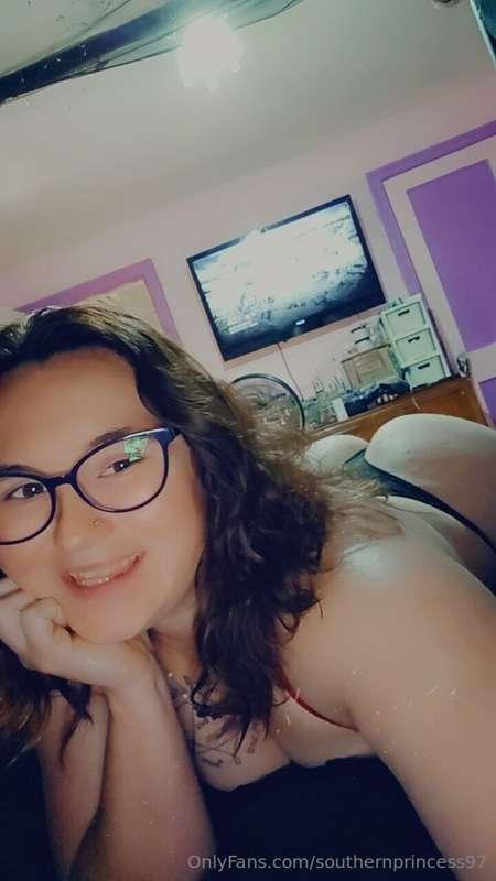 Just chilling. Enjoying being naked 😘🔥