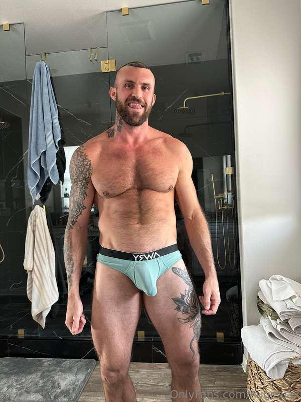 Look at that bulge 🍆 My dick is just begging to come out 😈