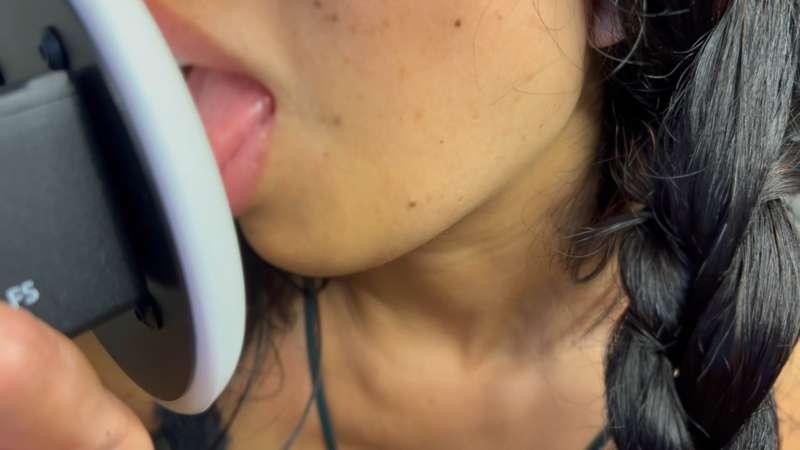 Earlicking sensual 