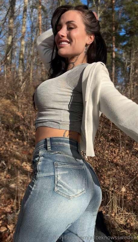 Just a little bit of nature, and a whole lot of curves 😏🌿