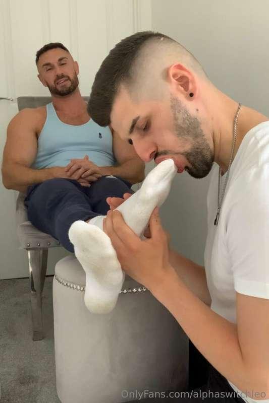 Down at @thefindomking  sweaty stinky socks 😈😈