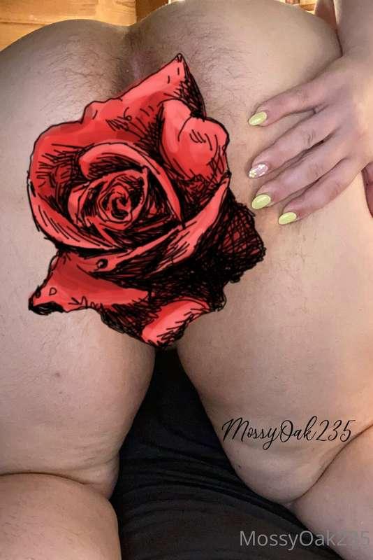 I love how the red rose pops between my curvy 🍑 cheeks