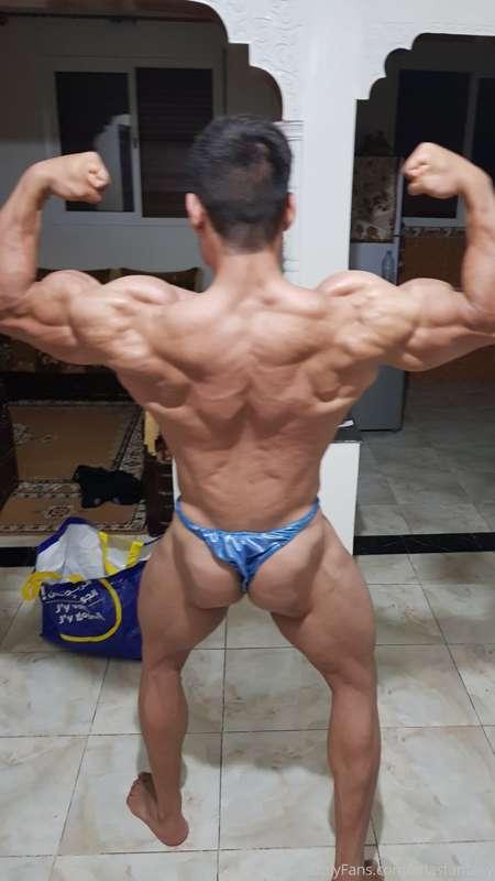 Half naked back pose!! About 4% bodyfat here!