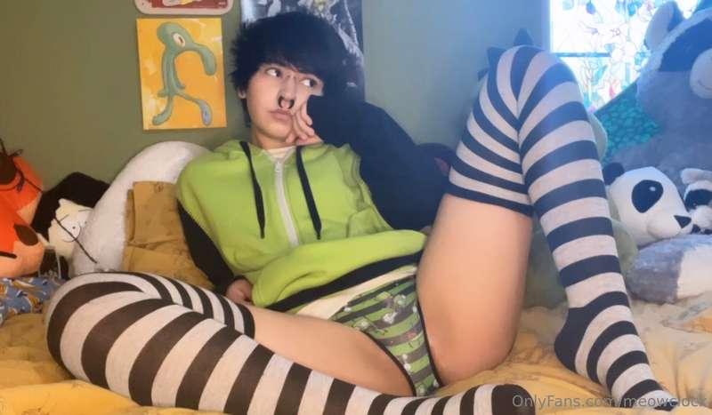 the gir hoodie stays on during sex 😤
