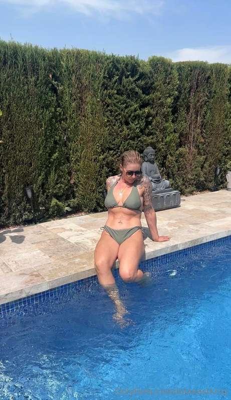 Hot body, cool water… wanna join me?