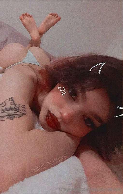 your new favorite alt girl @giftofshadows_free bg vids + kin..