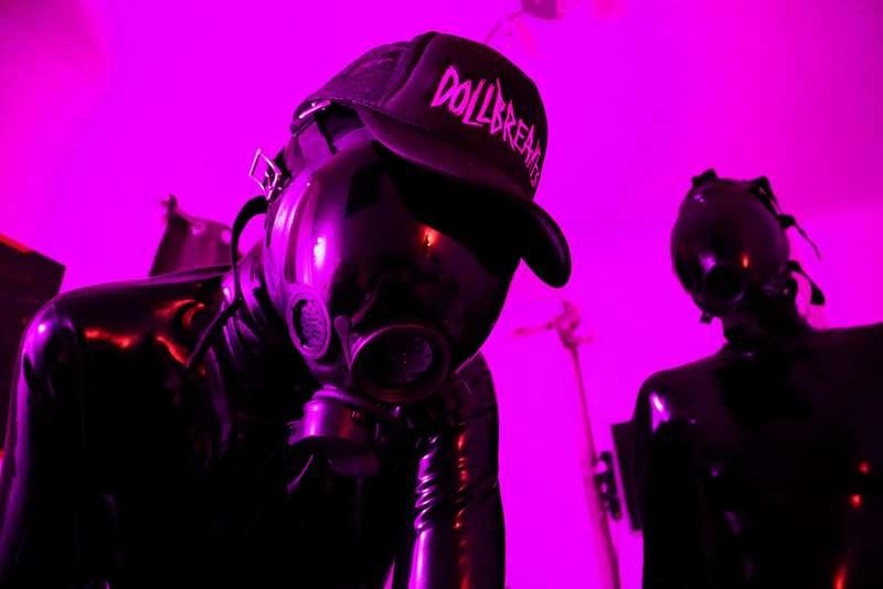 Got some fun things in the works with latex and gasmasks 😈🖤