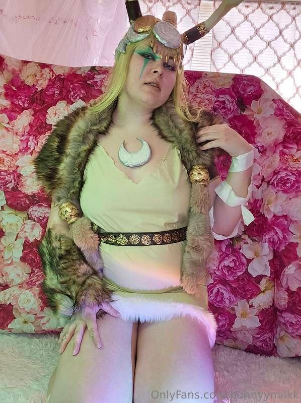 artemis from hades is the cosplay of the month!!