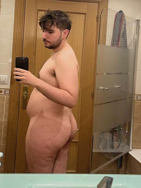 Bathroom pics 🐷🐽  Looking thicc 😅
