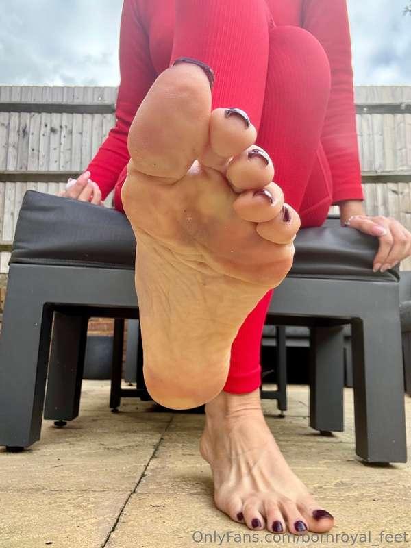 Get under my big soles and let me smother you 