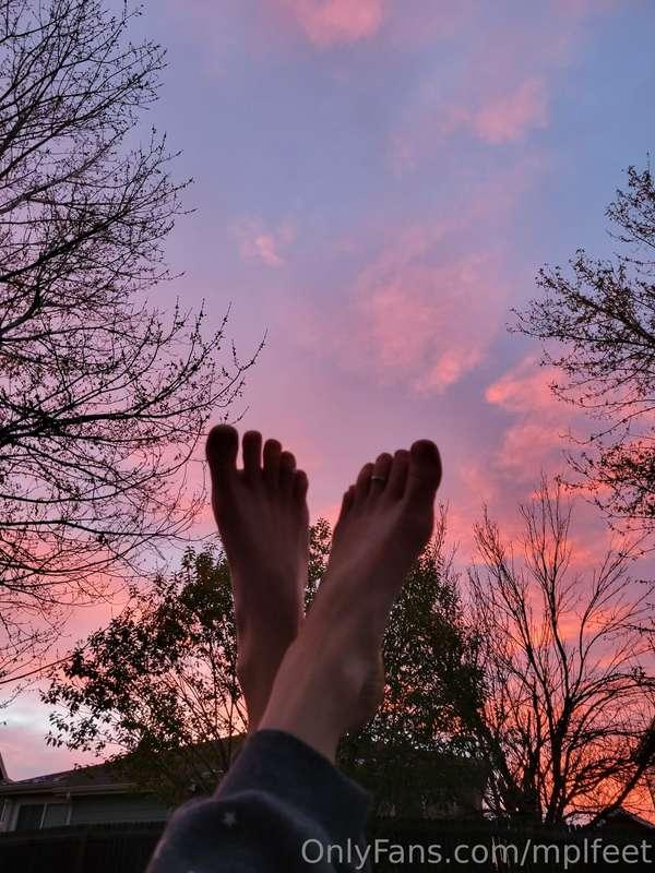 Grateful for the sunrise 🌅 and new days🥰👣