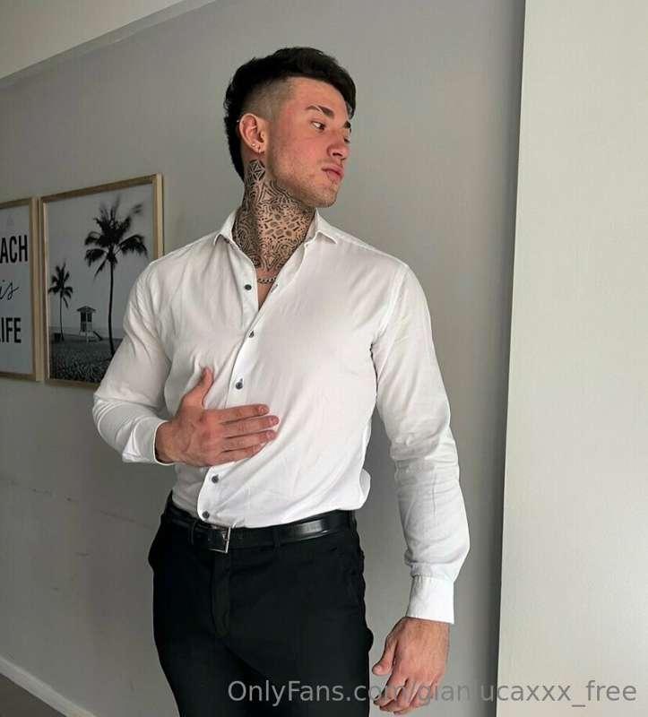 👔