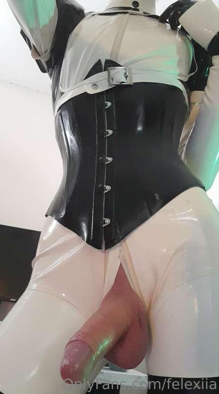 I'm in love with this rubber android look, the white latex, ..