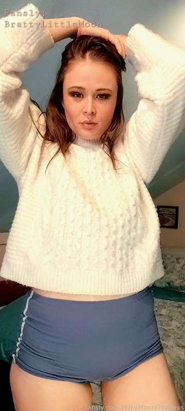 My favorite time of year, cozy sweater  season 😊💕
(Screenshot from my newest vid)
#sfw #sweater #blue #brown #white #cozy #long #milf #mature #face #lips