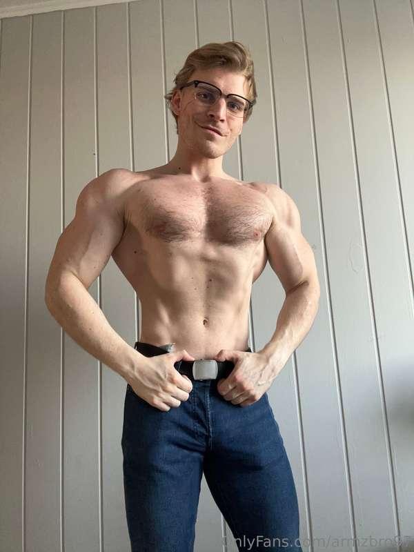 Glasses and muscles are a good combo 😋🤓