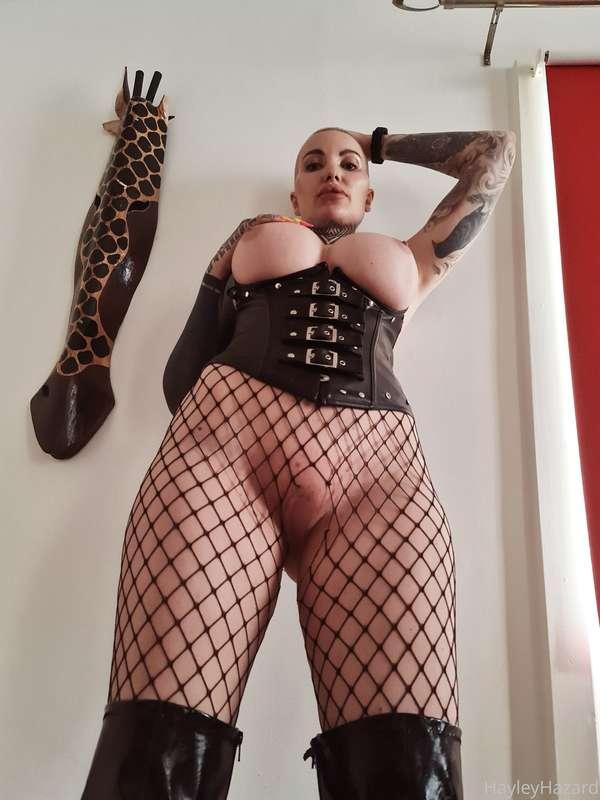 Mistress Monday! Get down on your knees boy and worship thos..