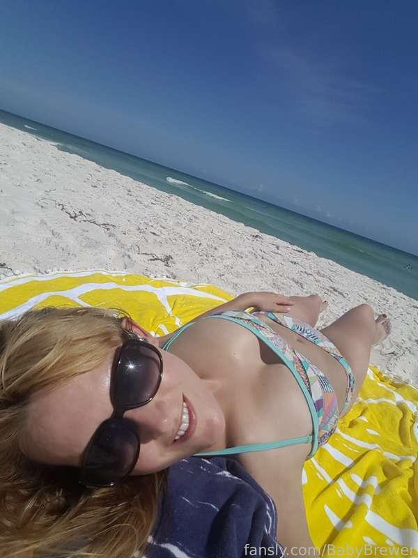 ✨️ Throwback Thursday ✨️ 

June 2018 - before I became a mom! Also before my wild side came out online 😈🤭 

#bikini #blonde #bombshell #cleavage #sexy #beach #babe #fyp