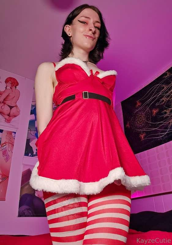 Would you fuck goth Mrs. Claus?! 🥰