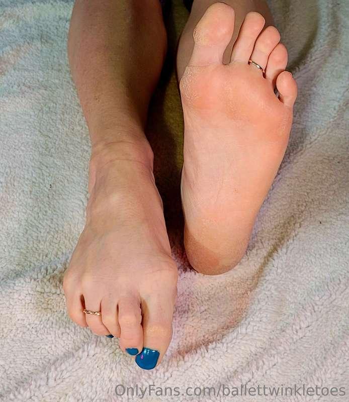 Pointed or flexed, which is your favorite? 👣😘