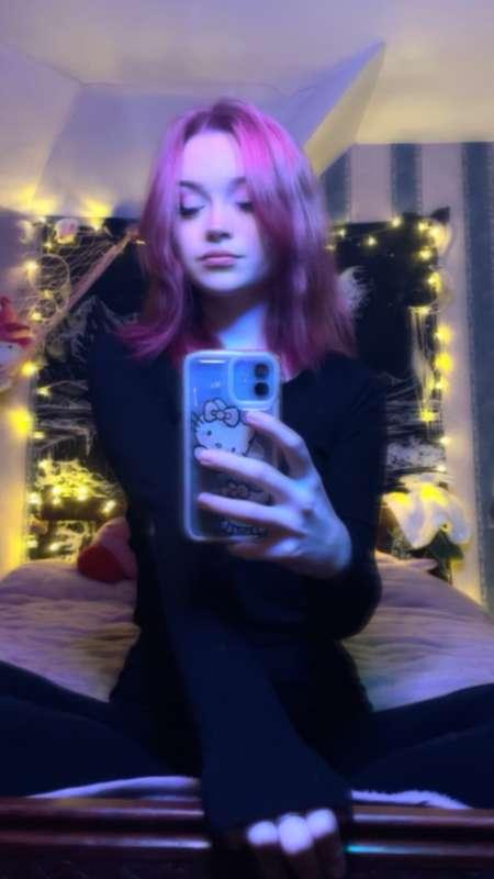 For those who didn’t know; she’s a pink girly now🩷🖤