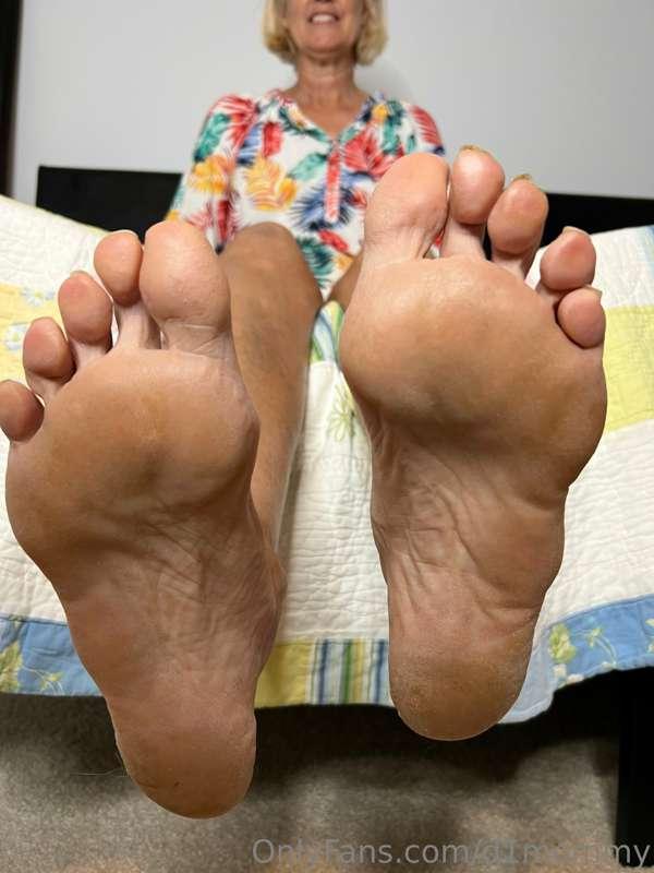 BIG mama’s giant feet 🦶🏻🤗❤️