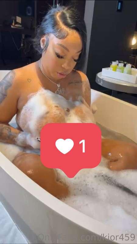 i fucked myself in the bathtub with a 8 
inch dildo 🍆🛁😈