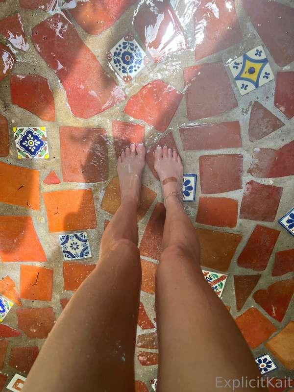 👣